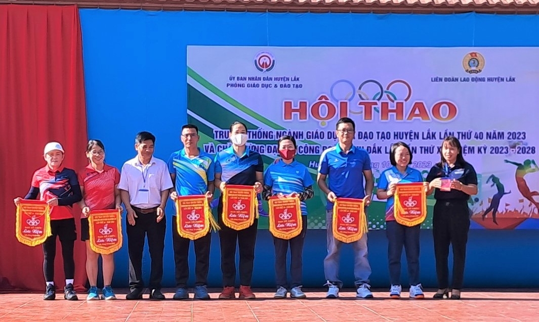 Ban tổ chức trao cờ lưu niệm cho các đội thi tại hội thao.